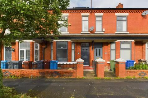 A charming view of the front exterior of a trad...