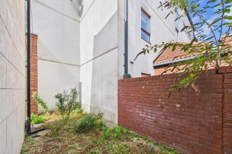 Commercial Unit With Garden Flat - 17.jpg