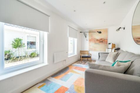 Longrood Road, Rugby