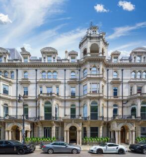 6 Chesterfield Gdns 3 Doorways 01.jpg