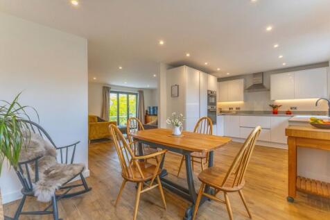 KITCHEN/LIVING AREA