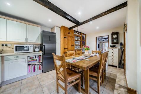 Kitchen dining area 2.jpg