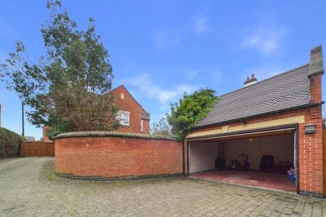 PARKING &amp; DOIBLE GARAGE