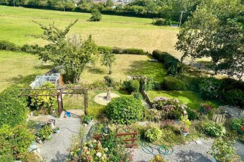 LARGE REAR GARDEN