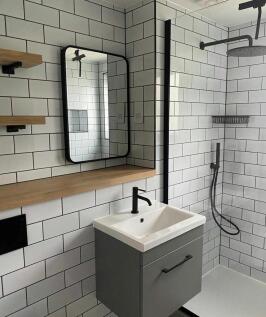 bathroom 2.jpg