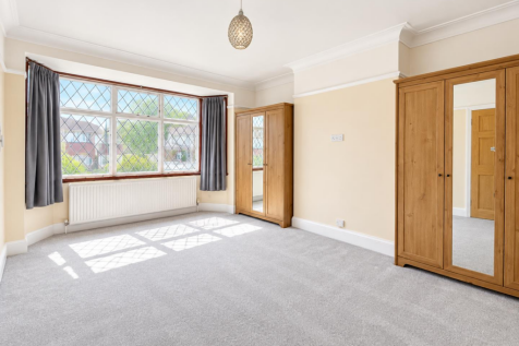 Sunlit Neutral Room with Bay Window.png