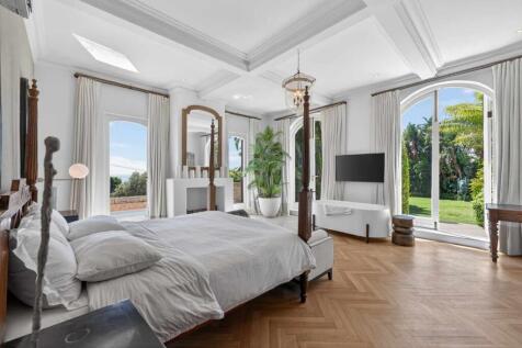 Guest Bedroom in Guest Wind