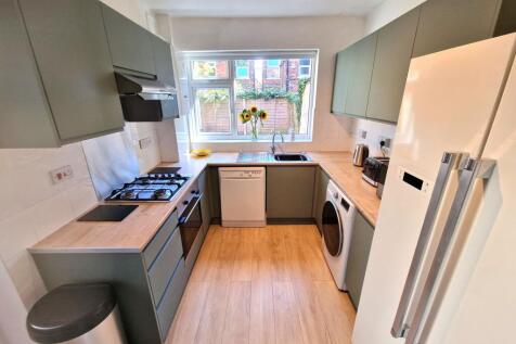 5-bed semi-detached on Trinity Avenue, Nottingham, NG7, £3,325/mo