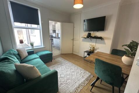 Kirkby St // 2 Bed + 2 Study Rooms // June 2027 photo 3