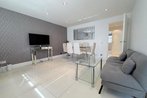 1-bed flat on Thorndike Close, London, SW10, £2,200/mo