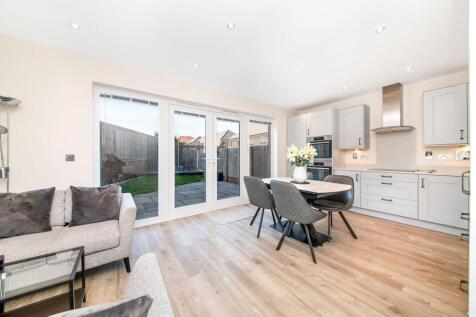 OPEN-PLAN DINING KITCHEN
