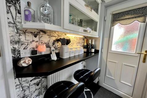 Kitchen - Breakfast Bar.jpg