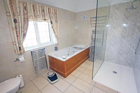 IMG_5178 bed1 ensuite.jpg