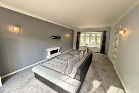 Oakwood, Ashford Hill Road, Headley photo 4