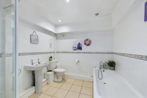 CAM02313G0-PR0064-STILL011