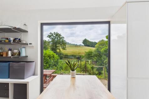 CAM02803G0-PR0220-STILL003 Kitchen view b.jpg