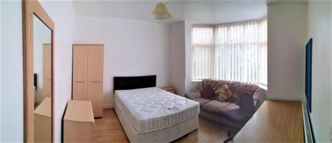 Bright, spacious room with a bay window and sof...
