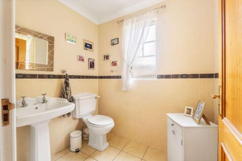 4 bed, 3 bath Detached in Leeds - Photo 9