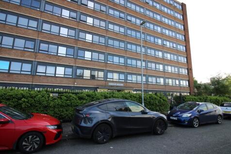 This modern, 2 double bedroom apartment enjoys a superb location being very close to Trafford Bar Metro station, which will give you easy access to the City Centre and beyond. Situated on the 3rd floo