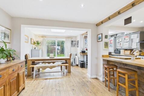 CAM02313G0-PR0102-STILL010