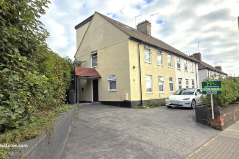 4 Double Bedroom semi-detached house for sale on 