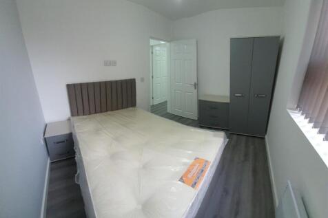 Bright, simply furnished double bedroom with a ...