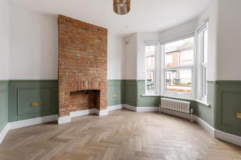 Dysons Road, N18