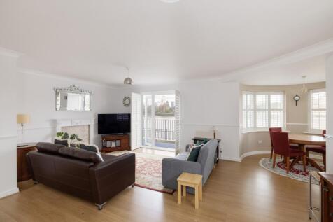 NO HMO - SUITABLE FOR A FAMILY OR TWO SHARERS Riverside Apartment with Spectacular Thames & City Views Set within the highly sought-after gated development of Bellamy’s Court, this exceptional three-b
