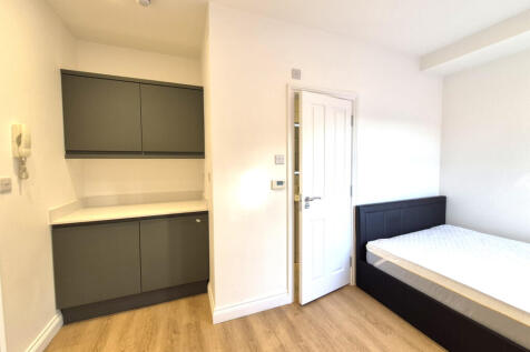 Large en-suite room in Hendon Central. All bills 