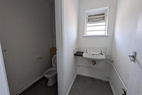 Retail Property (high street) to rent Image 5