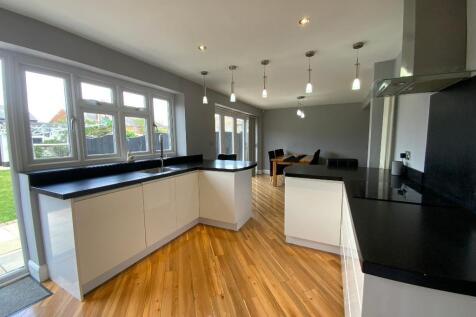 L-SHAPED KITCHEN/RECEPTION TWO 26'1 x 23