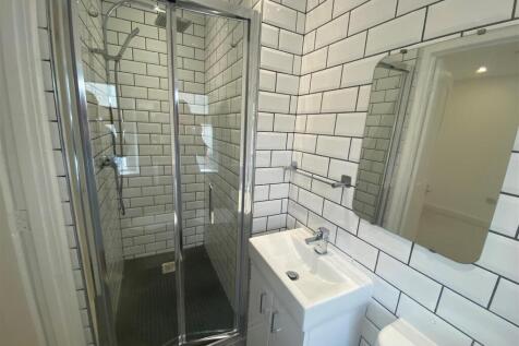 34 Tynewydd Road Flat 2 shower room 2.jpg
