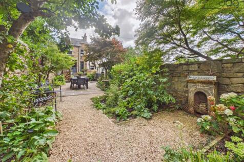 A Beautiful Garden Made for Outdoor Living