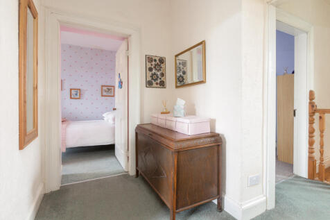 Spacious Landing Pic1