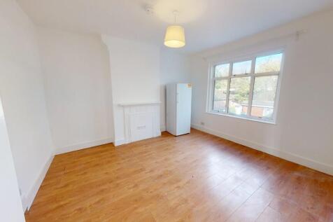 Three bedroom flat to rent in Norbury photo 5