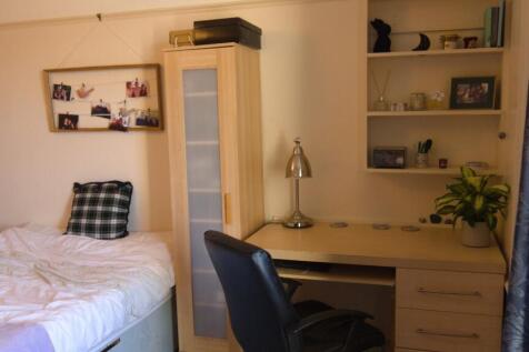 A cozy and tidy double bedroom featuring a comf...