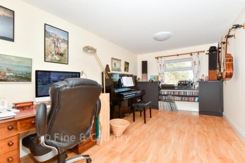 Bedroom 5/Music Room