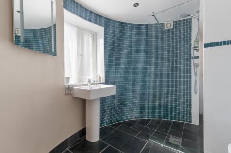 Curved Feature Shower - Room