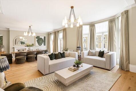 4-bed flat on Gloucester Road, South Kensington, London SW7, £15,600/mo