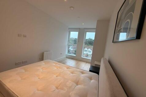 Flat 68, Coombe Hill House, Beverley Way, London, SW20 0AR, United Kingdom photo 3