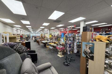 Retail Property (high street) to rent Image 4