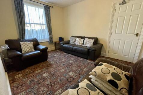 **STUDENTS** Canford Road, Bournemouth, BH11 photo 2