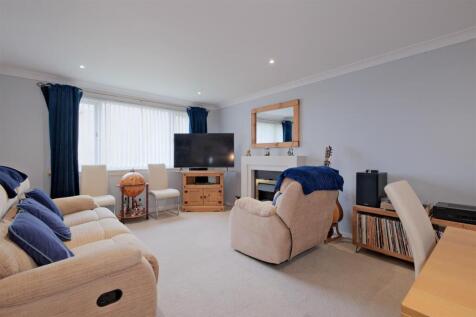 Living Room / Dining