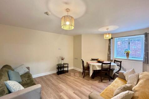 3-bed flat on £140 pppw, Tennyson Street, Arboretum, NG7, £1,820/mo