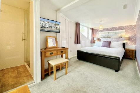 Suite 3 Bed Area.JPG