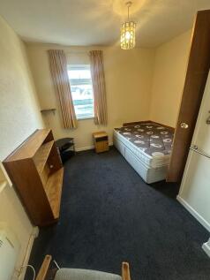 Neat single bedroom with a comfortable mattress...