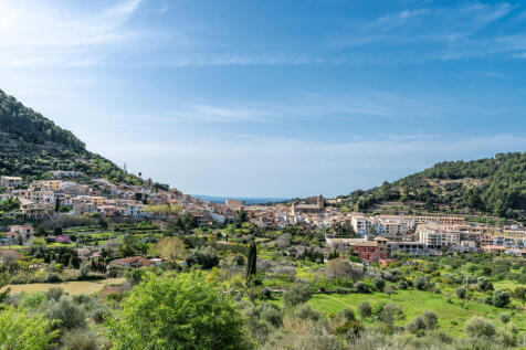 Panoramic views over the valley