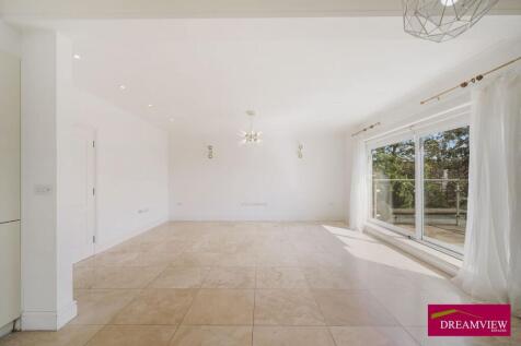 3 bed flat to rent The Vale, London NW11 8SG