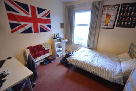 Bright, neatly presented bedroom with a comfy s...