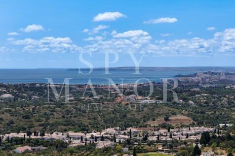 Panoramic drone view of Gramacho Golf Course and the Algarve coast facing the Atlantic Ocean. Luxury frontline golf estate scenery near Carvoeiro, Portugal.